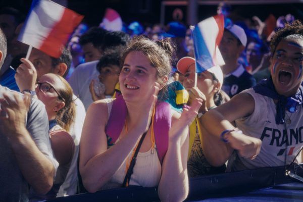 01 EIN SOMMER IN PARIS Main Still Blandine Madec @ 2024 Comme Des Cinemas Cinq De Trefle Productions Web